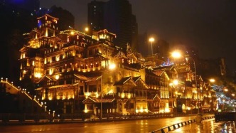 重庆旅游，看挂在悬崖峭壁上的古建筑，真正的如临深渊