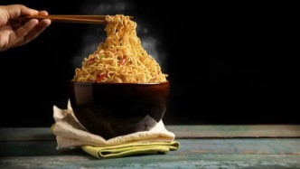 河南方便面大王，摔了一跤