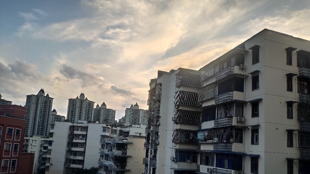 重慶:傍晚天空的詩意畫卷,居民樓與云朵交織出夢幻之美