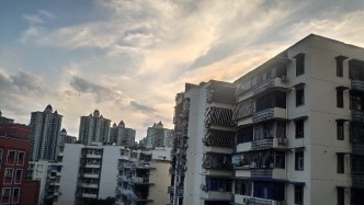 重慶：傍晚天空的詩意畫卷，居民樓與云朵交織出夢幻之美