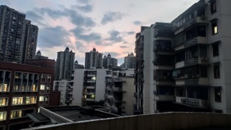 重慶：傍晚天空夕陽余暉與居民樓交織出絕美畫卷