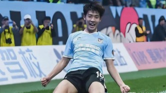 00后“屠龍刀”出鞘！國足中鋒焦慮，被小將朱鵬宇這一腳踹飛了？