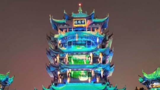 黄鹤楼中吹玉笛,江城五月落梅花