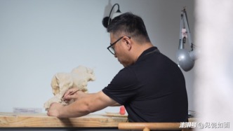 見瓷如面·人物 | 刀個刀個刀刀那是什么刀，雕刻李的刀刀熊獅在撒嬌