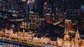 上海的夜晚，城市街燈忽明忽暗，照著是誰(shuí)的孤單