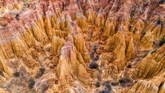 被上帝打翻調(diào)色盤(pán)，云南藏了座干巴菌土林星球