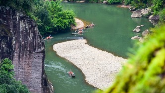 到武夷山旅游，不能错过九曲溪竹筏漂流，两岸奇峰罗列，山水如画