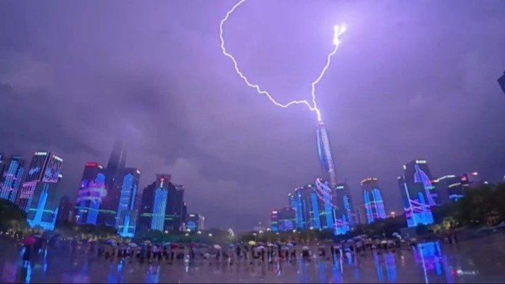 深圳燈光秀市民廣場，遇見了雷電與塔接觸，太美了