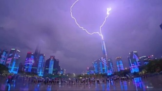 深圳燈光秀市民廣場，遇見了雷電與塔接觸，太美了
