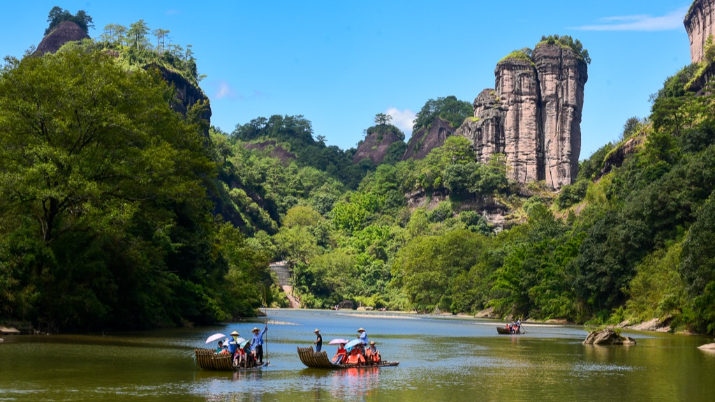 武夷山天游峰，集自然美景与人文景观于一体，被誉为武夷第一山