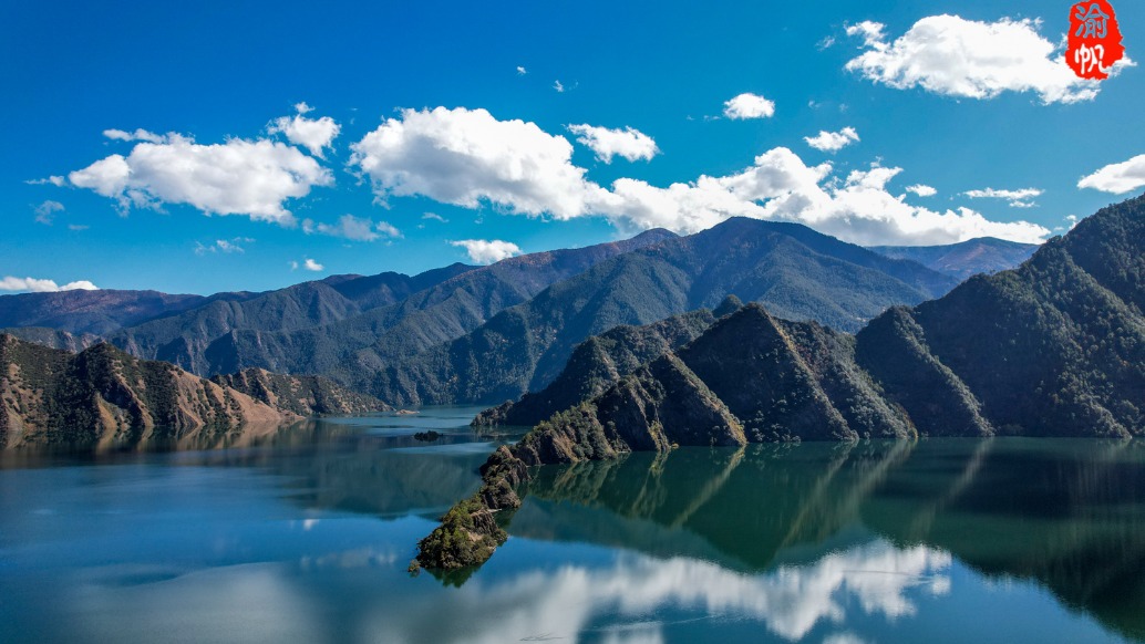  四川甘孜天龍湖，雅礱江、鮮水河交匯之地，也是川西最大的人工湖