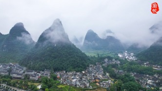 探秘霧中的黃姚古鎮(zhèn)，黛瓦青磚若隱若現(xiàn)，宛如夢(mèng)幻仙境