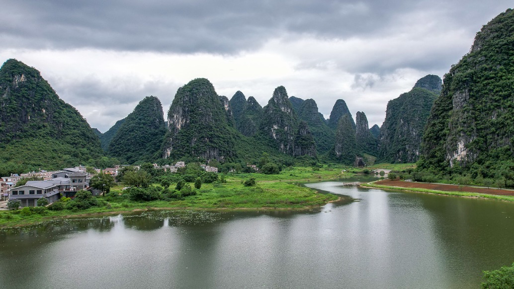 探秘廣西鐘山，偶遇一片喀斯特地貌，山水風(fēng)光如水墨田園