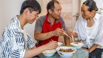 河南安陽：快遞小哥兒子高考689分物理滿分，上北京名校好與父親做伴