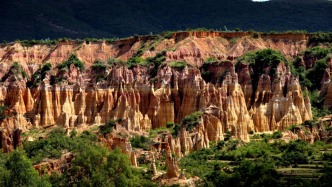 暑假逃離人潮，在浪巴鋪土林被風(fēng)灌滿整個夏天
