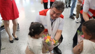 14名雪域精灵抵郑接受免费手术