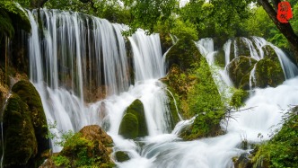川西避暑游，走進(jìn)九寨溝，在樹正瀑布感受水景與山色的完美交融