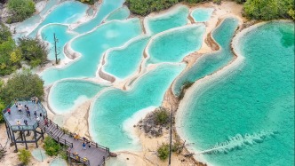 川西避暑游，走進(jìn)神仙池！彩林與鈣化池構(gòu)成渾然天成的秘境畫卷