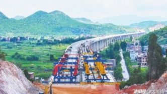 湖南永州新田縣：劉家橋特大橋?qū)崿F(xiàn)全幅貫通