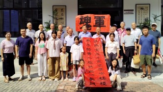 荊門市白廟街道月亮灣社區(qū)舉辦“憶崢嶸歲月 享清涼夏夜” 慶 “八一” 建軍節(jié)活動(dòng)