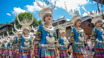 贵州自驾游，在千户苗寨偶遇盛大的迎亲巡游，见证炽热的苗式浪漫