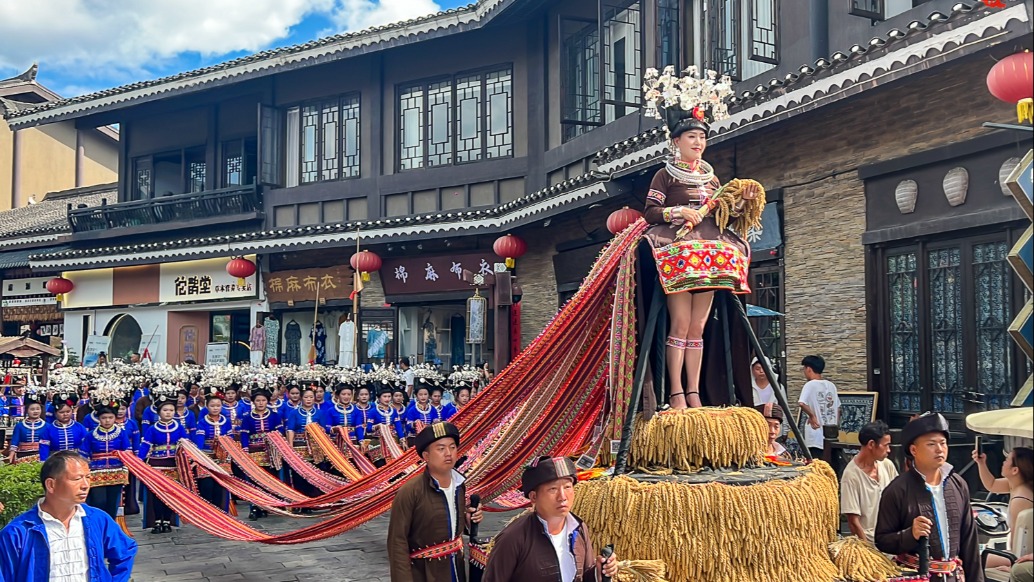 探秘貴州丹寨萬達小鎮(zhèn)，偶遇精彩的非遺巡游，感受濃郁的民族文化