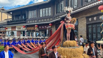 探秘貴州丹寨萬達小鎮(zhèn)，偶遇精彩的非遺巡游，感受濃郁的民族文化