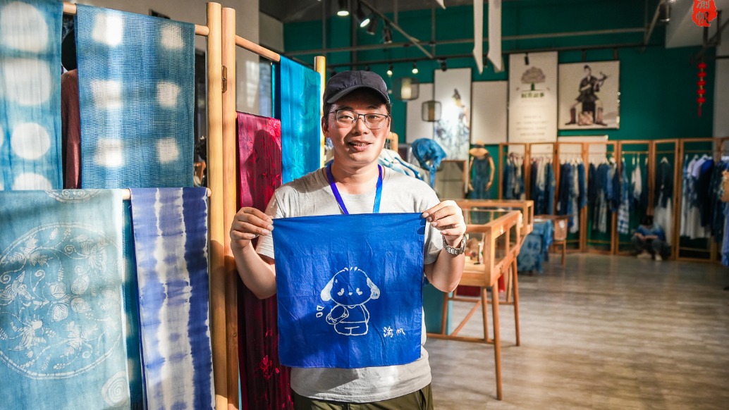 貴州自駕游，走進(jìn)丹寨非遺小鎮(zhèn)，體驗苗族蠟染技藝