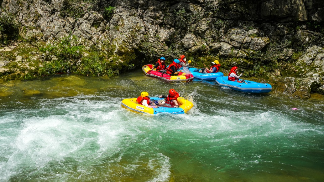 貴州避暑游，體驗有著礦泉水上漂的杉木河漂流，清涼刺激又好玩