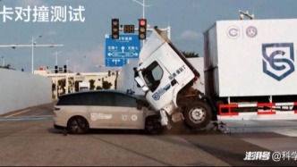 纯电SUV“撞飞”8吨卡车，牛顿说有可能