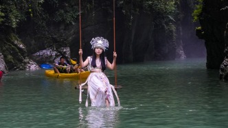 探秘湖北恩施地心秘境，走進(jìn)峽谷地縫，體驗(yàn)河上秋千，涼爽又好玩