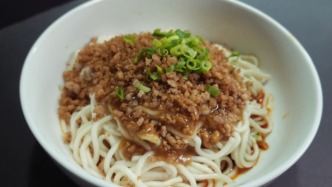 牛肉面“價值感革命”、現(xiàn)炒澆頭點爆“煙火氣”，2025粉面爆品風向標（上）