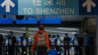 香港人为何在周末排队北上送钱？