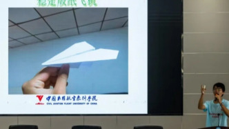 展翼乘風去，扶搖上青云