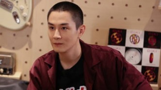 李承鉉袒露內(nèi)心聊“女強(qiáng)男弱”，《背后》深度解碼