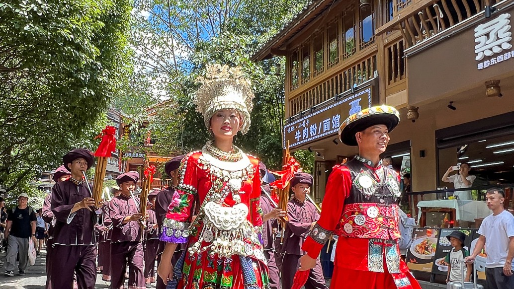 貴州避暑游，在千戶苗寨偶象山婚禮巡游，感受厚重的苗族婚慶文化