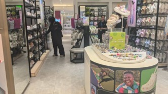 业绩预期不佳，“洞洞鞋鼻祖”卡洛驰卖不动了？