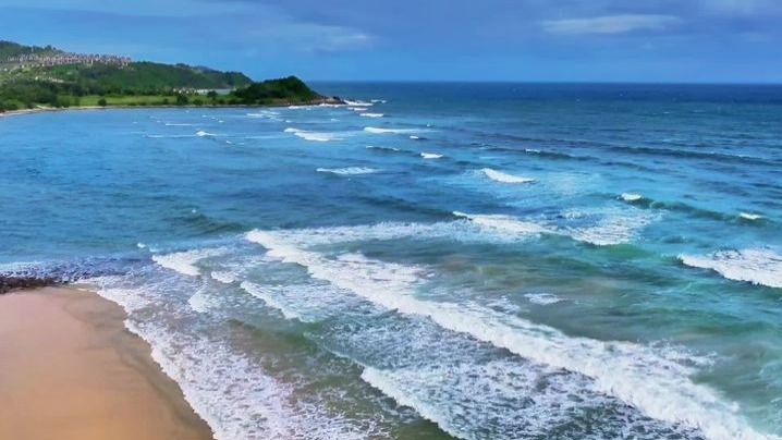 湛藍的大海，波浪連綿不絕，宛如一首雄渾的交響曲，聽一聽大海的聲音