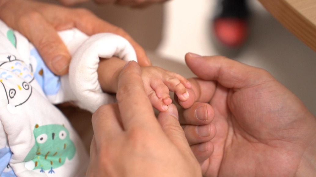 寶寶四肢都被束帶勒住，媽媽：產(chǎn)檢沒發(fā)現(xiàn)