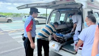 男子高鐵站突發(fā)疾病 警民攜手護(hù)平安