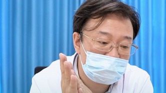 看了視頻感覺孩子的手有希望了，一家人不遠千里趕來武漢