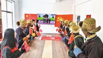 我区各族各界干部群众收听收看西藏自治区成立60周年庆祝大会盛况