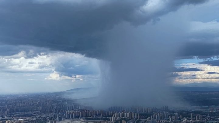 十分鐘的局部地區(qū)暴雨，來(lái)感受一下大雨中的風(fēng)景有多治愈