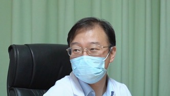 宝妈再三确定不是束带，这才安心地走出诊室