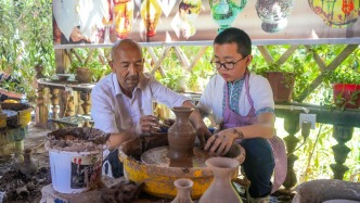 阿不都熱合曼·買買提明，國家級(jí)非遺“維吾爾族模制法土陶燒制技藝”代表性傳承人