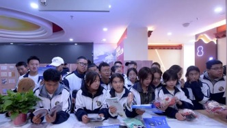 西藏自治區(qū)舉辦禁毒先驅(qū)林則徐生平史績?nèi)珖笆^聯(lián)展”活動啟動儀式