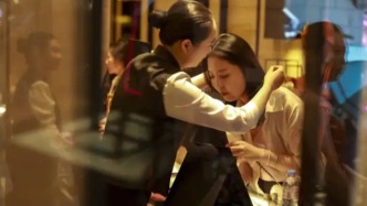 月薪2万，老铺黄金店员招聘比空姐还严