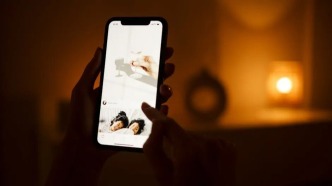 這個刷手機姿勢，正悄悄傷害你的眼睛和脊柱