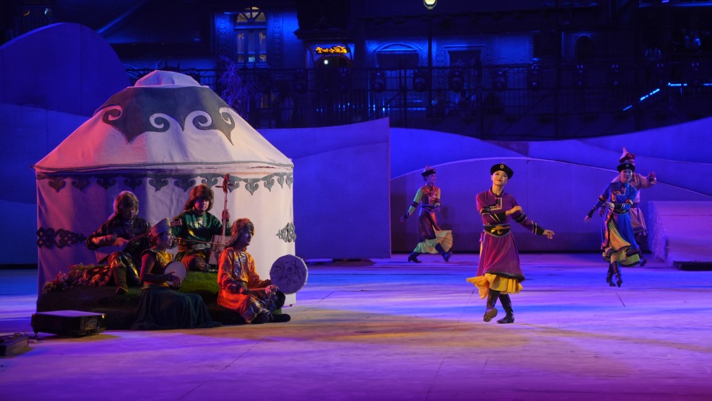 在喀什古城，看新疆是个好地方，这是蒙古族舞蹈《草原的黄昏》