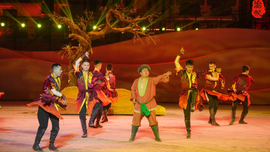 喀什古城《新疆是個好地方》，麥蓋提刀郎舞《沙海烈焰》精彩紛呈